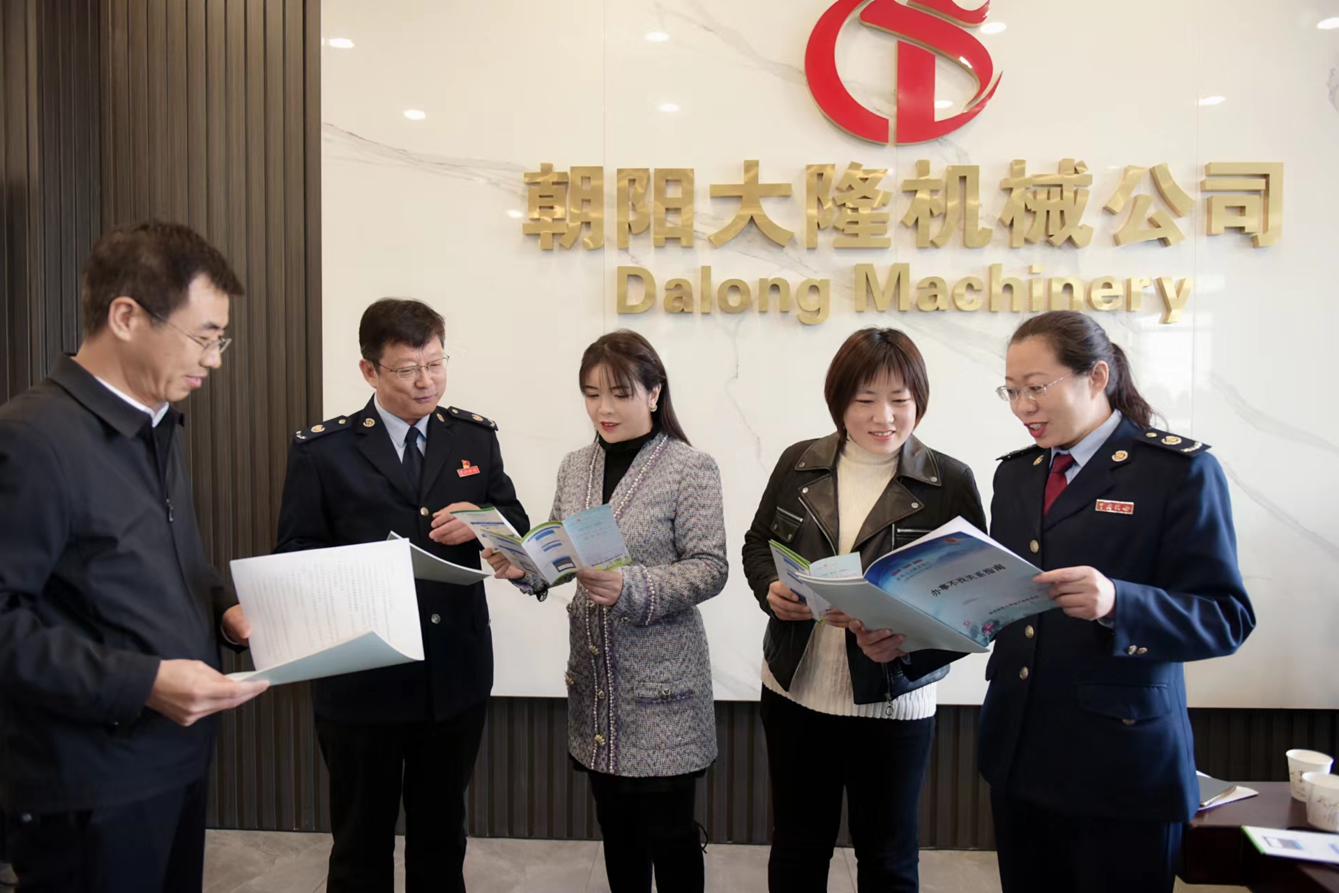 诚信纳税宣传进政协委员企业.jpg